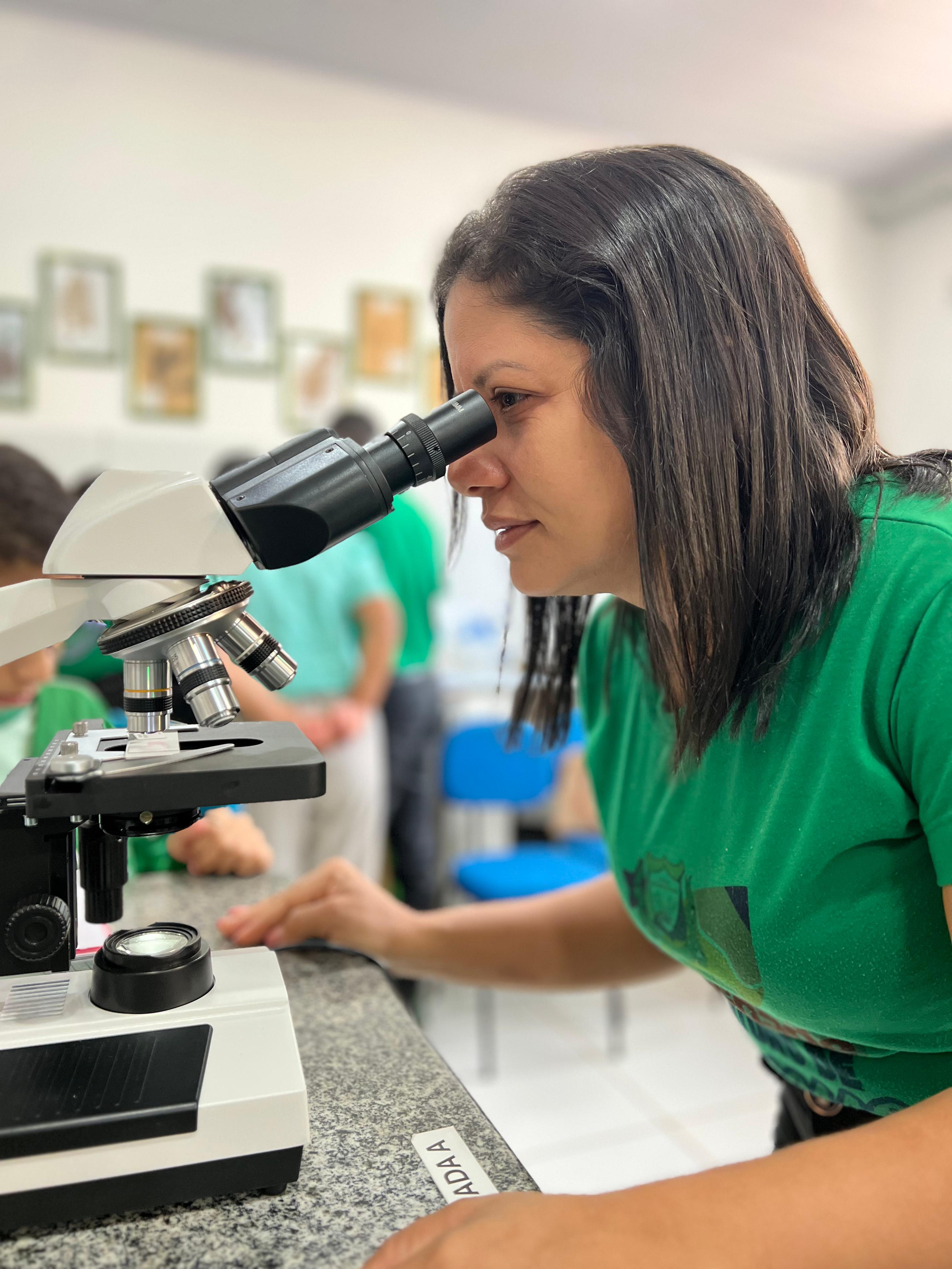 Alunos interagindo com equipamentos