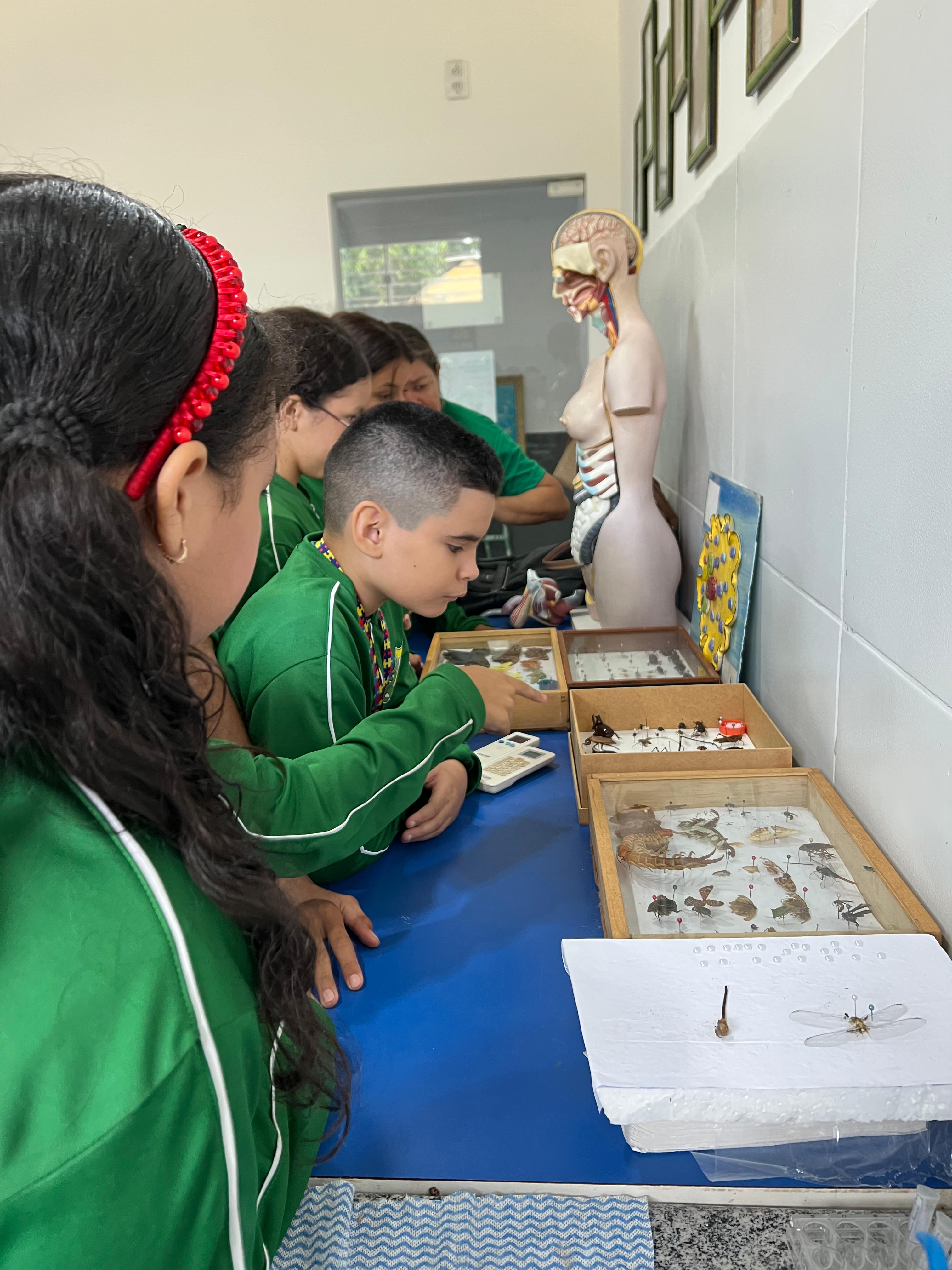 Estudantes atentos às explicações