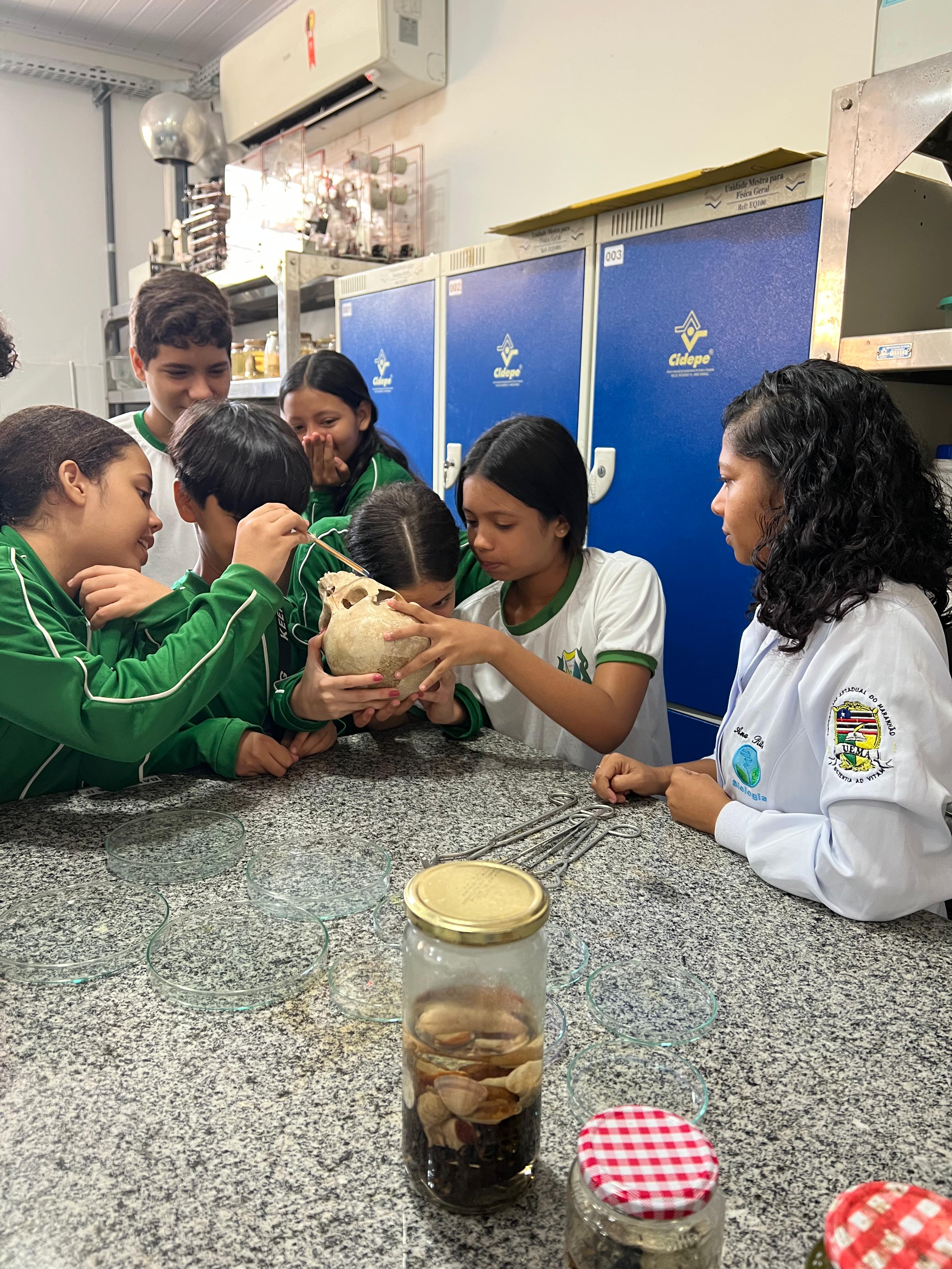 Estudantes no laboratório