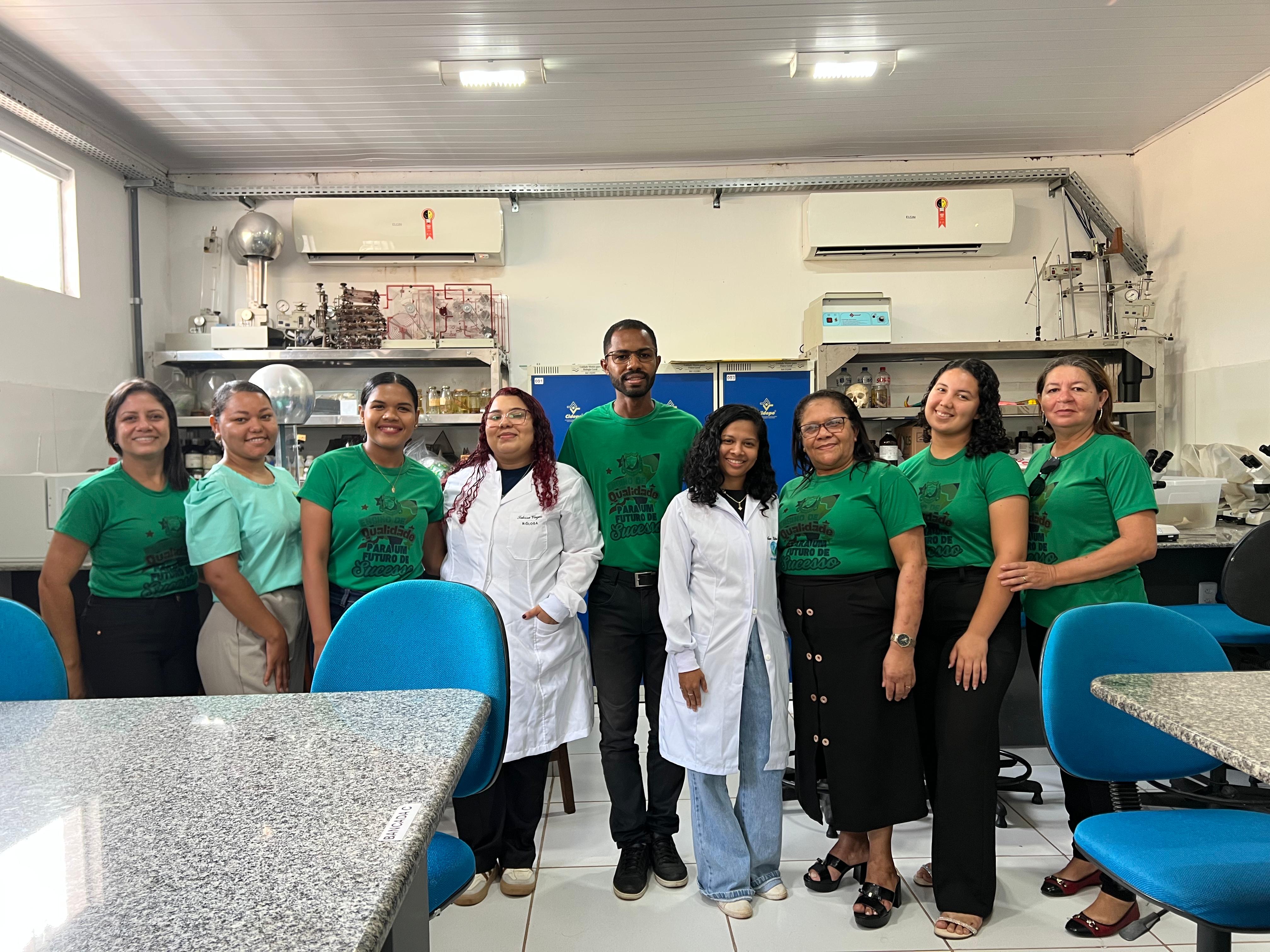 Estudantes observando experimentos no laboratório