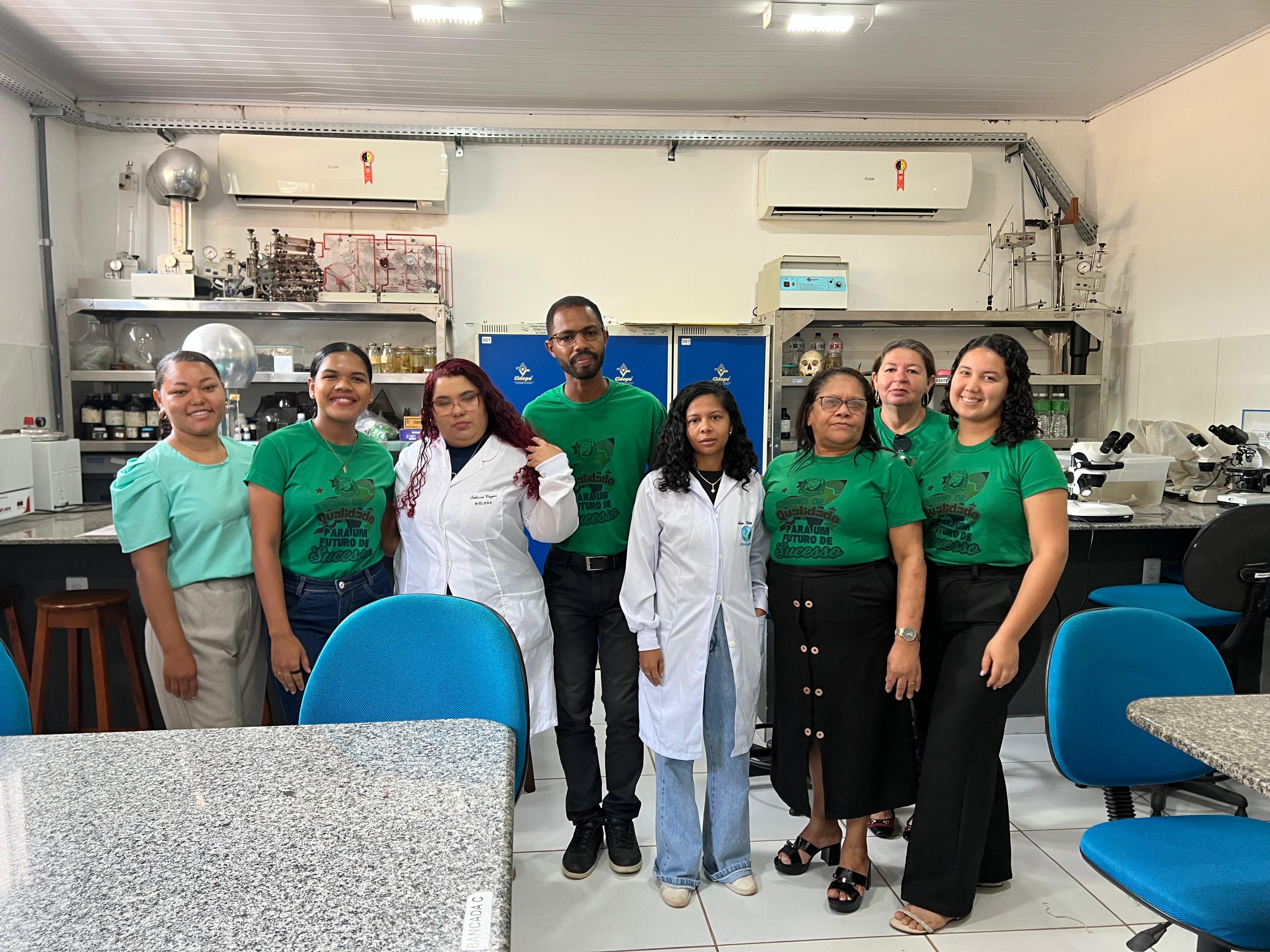 Alunos utilizando microscópios na UEMA